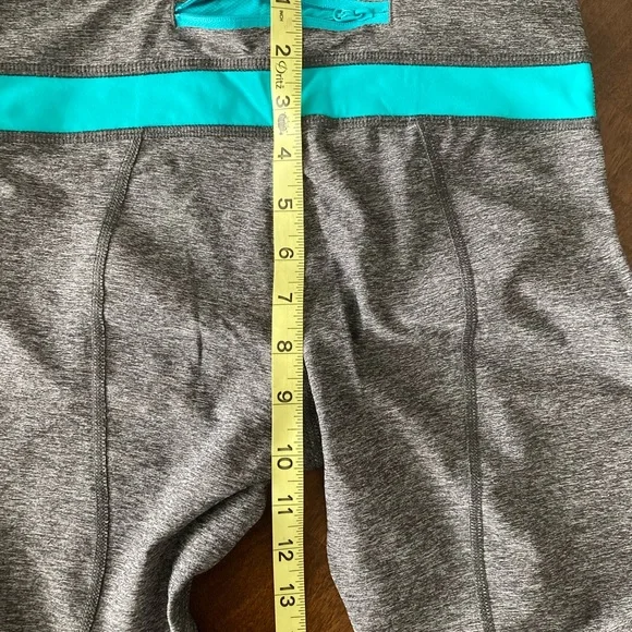 SALE Size 4 Cropped Teal Lululemon Legging. Great Used Condition! - Picture 3 of 7